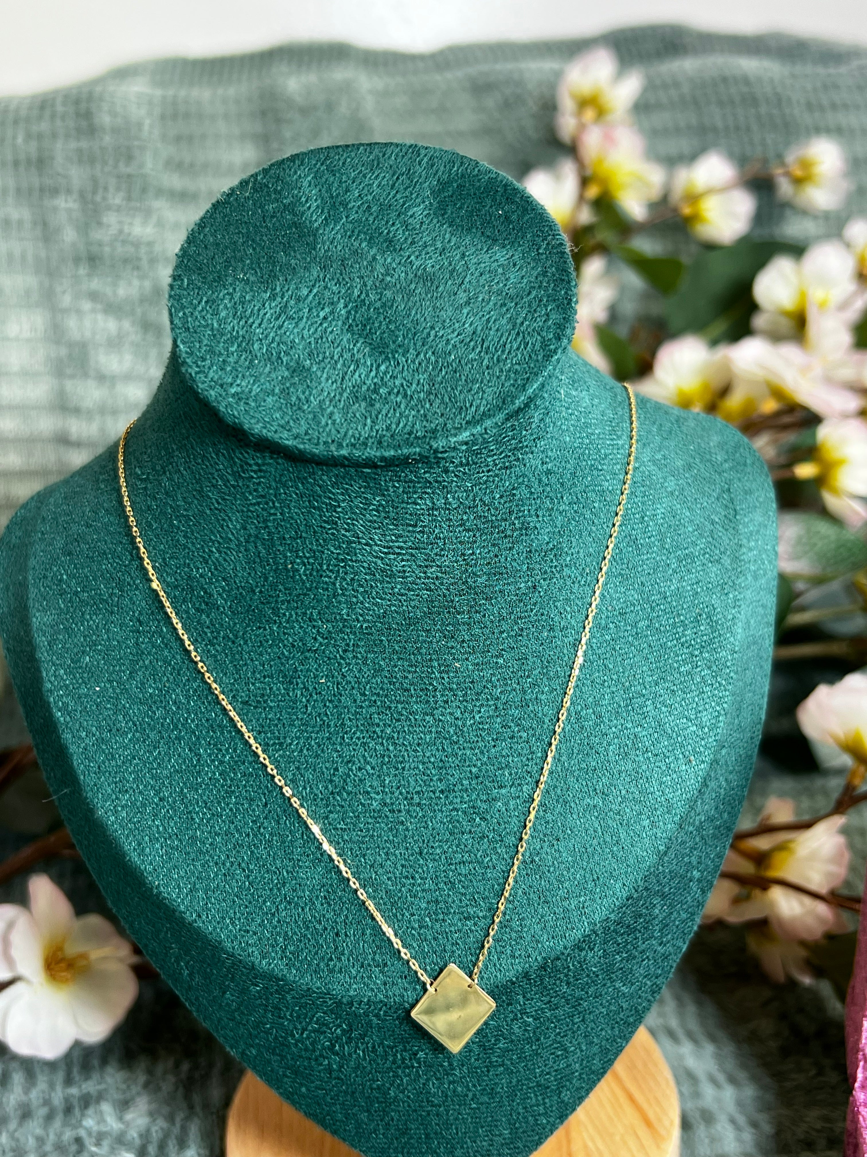 Cable-link chain with geometric pendant